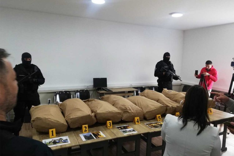 Gradiška: Pronađeno 62 kg droge, krali struju za laboratoriju (FOTO)