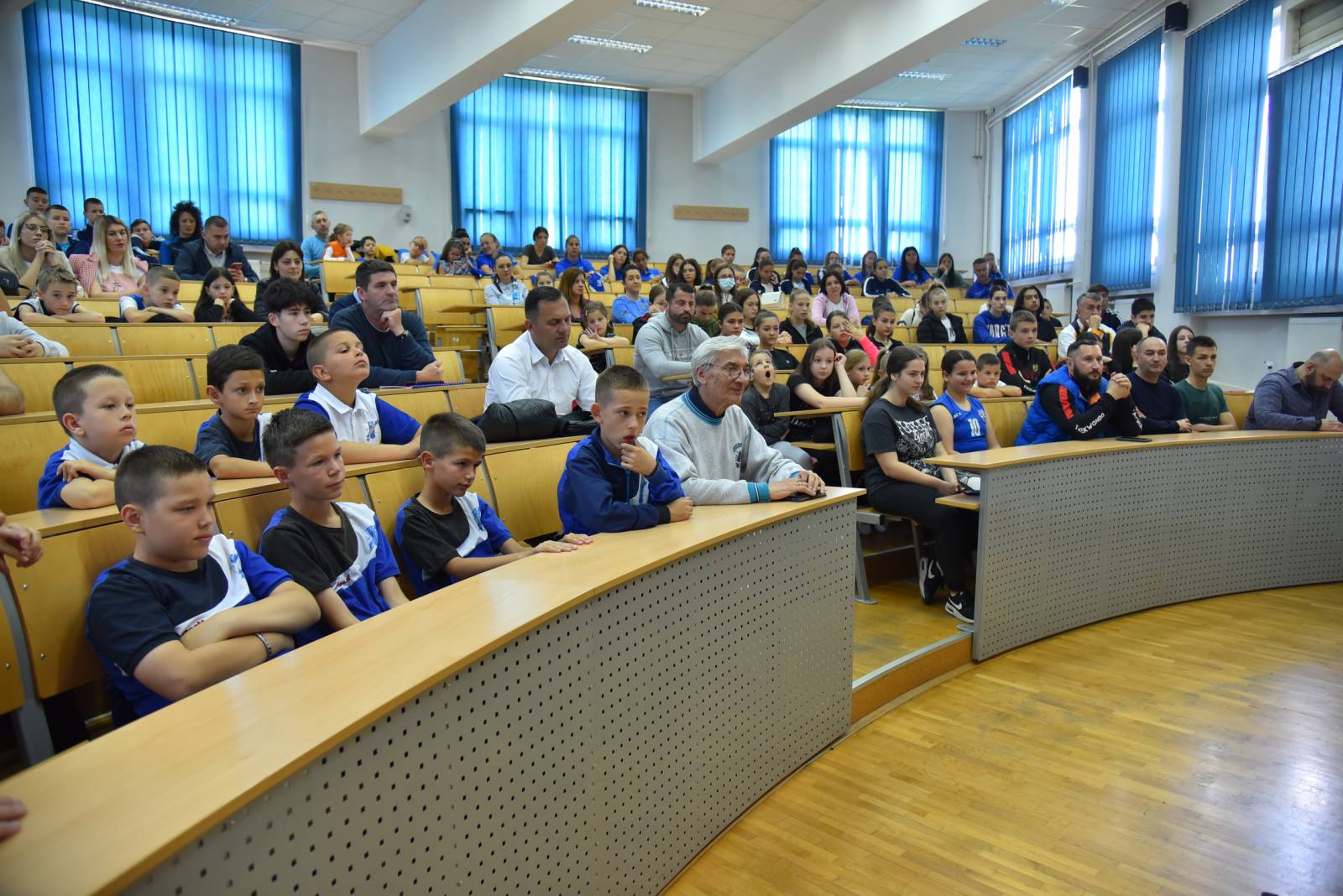 Sportske legende u druženju sa mladim sportistima iz Bijeljine FOTO