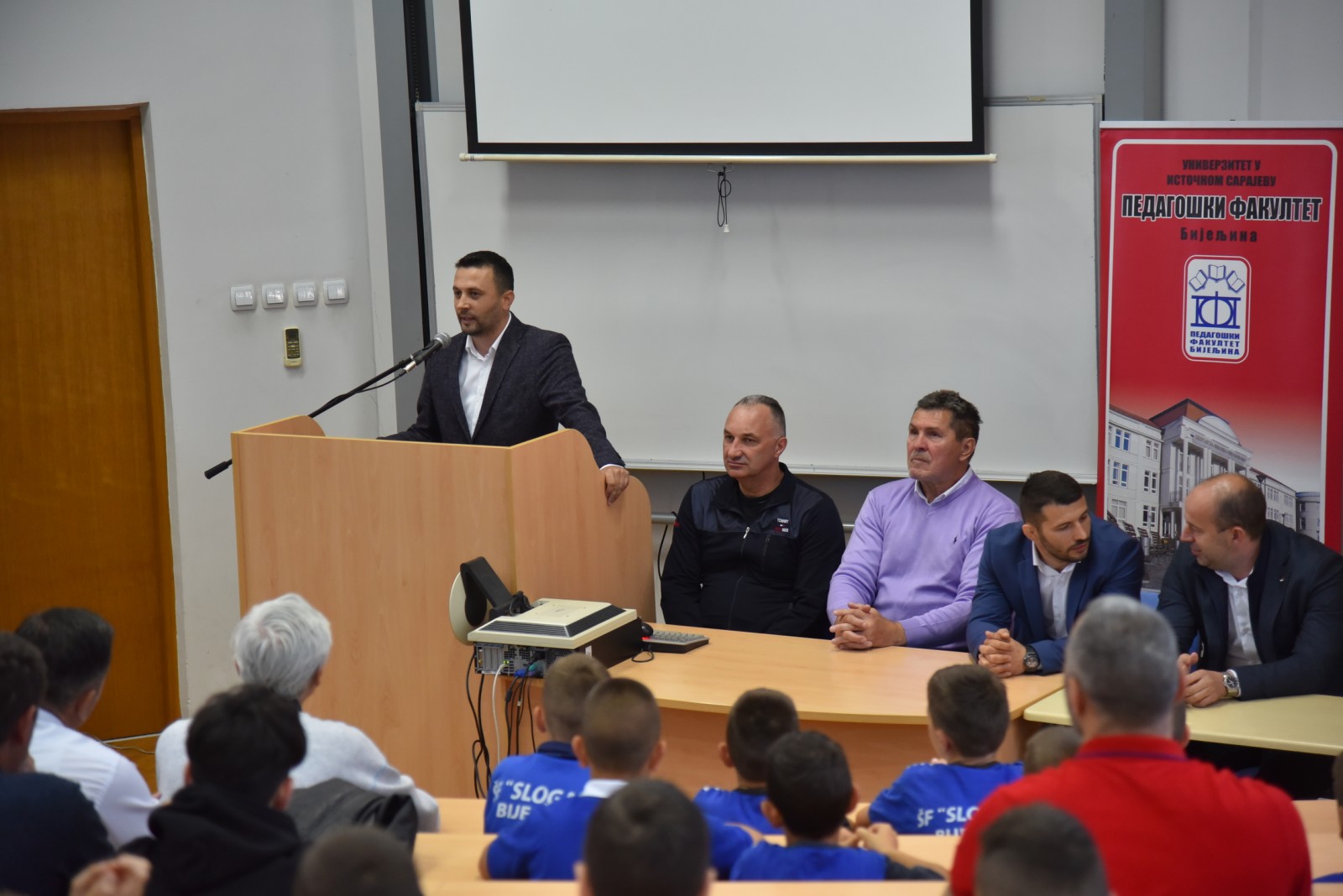 Sportske legende u druženju sa mladim sportistima iz Bijeljine FOTO