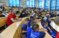 Sportske legende u druženju sa mladim sportistima iz Bijeljine FOTO