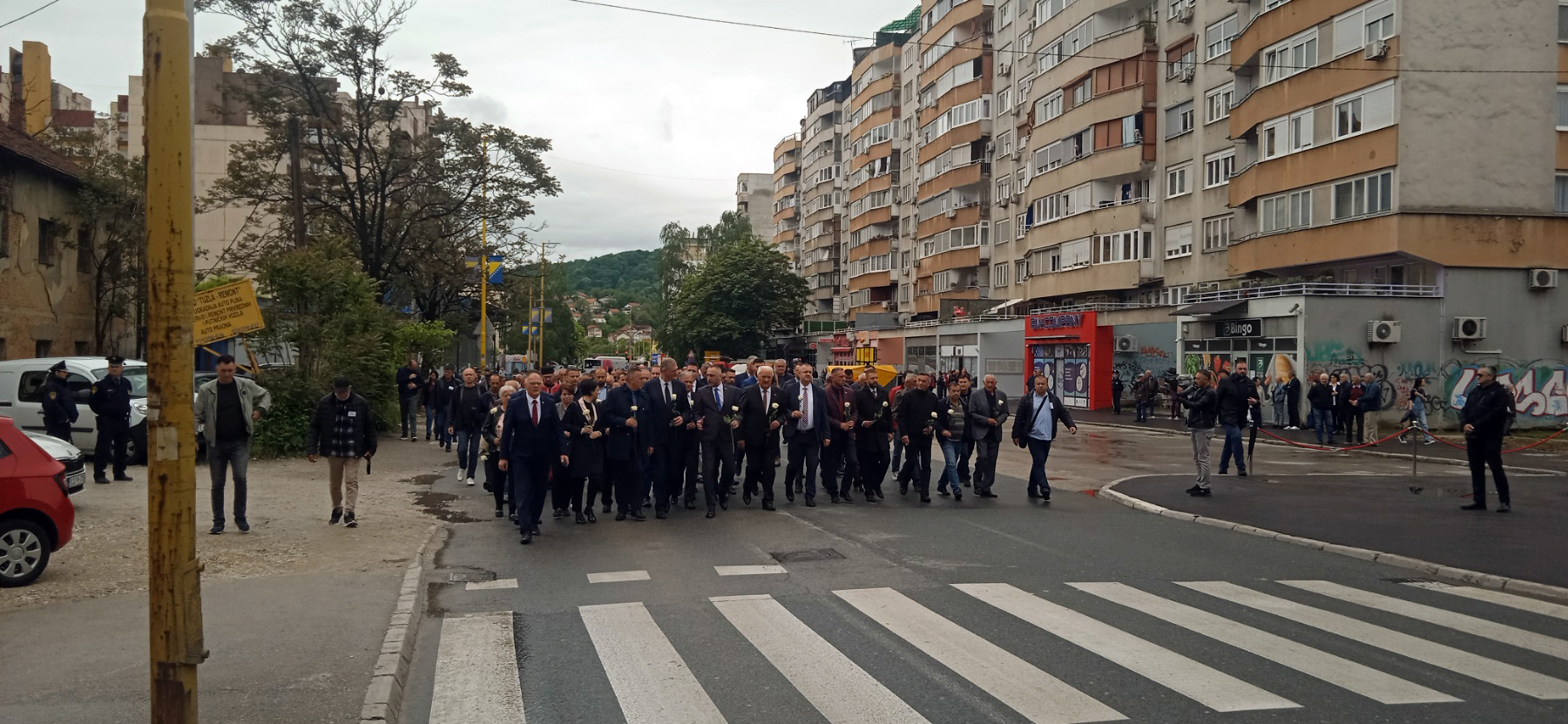 Tuzla: Pomen, voštanice i bijele ruže za nevino stradale (FOTO)