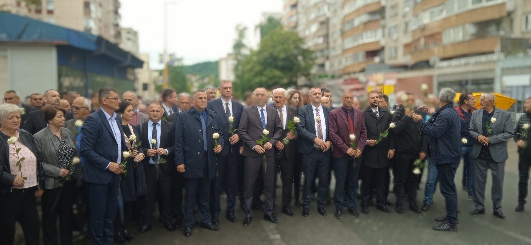 Tuzla: Pomen, voštanice i bijele ruže za nevino stradale (FOTO)