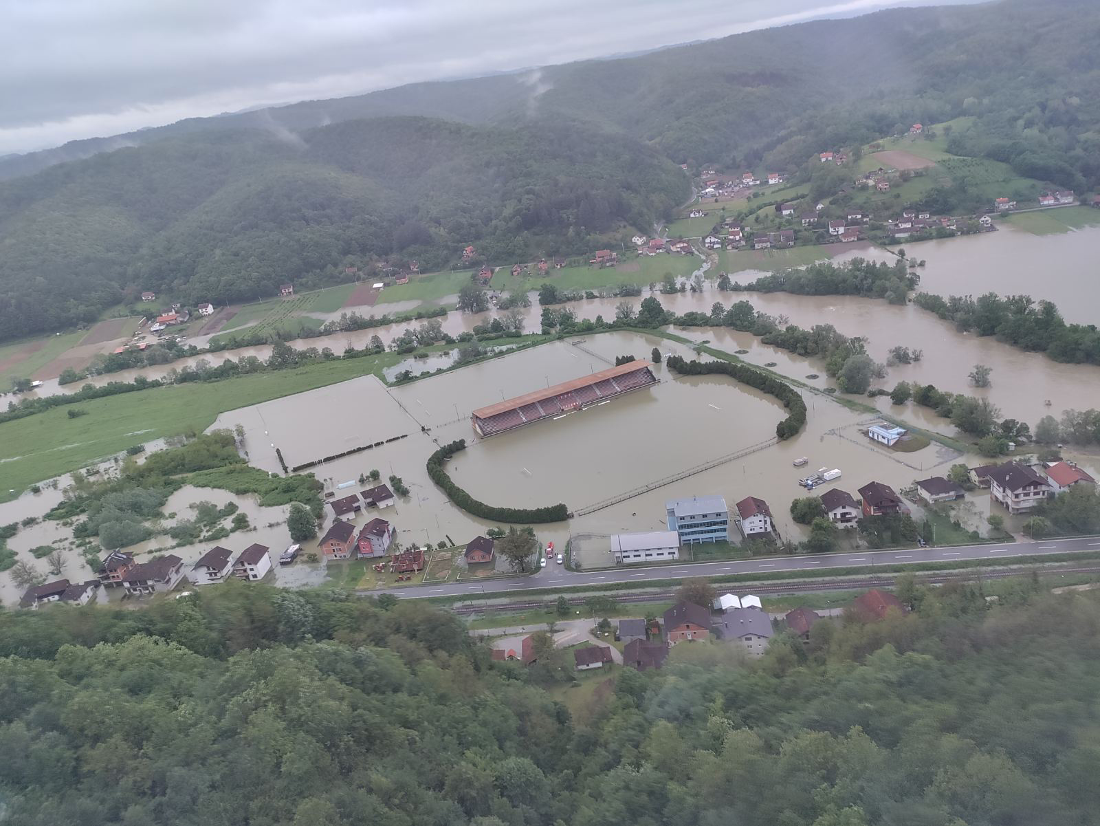 Helikopterski servis: Izviđanje poplavljenih područja iz vazduha (FOTO)