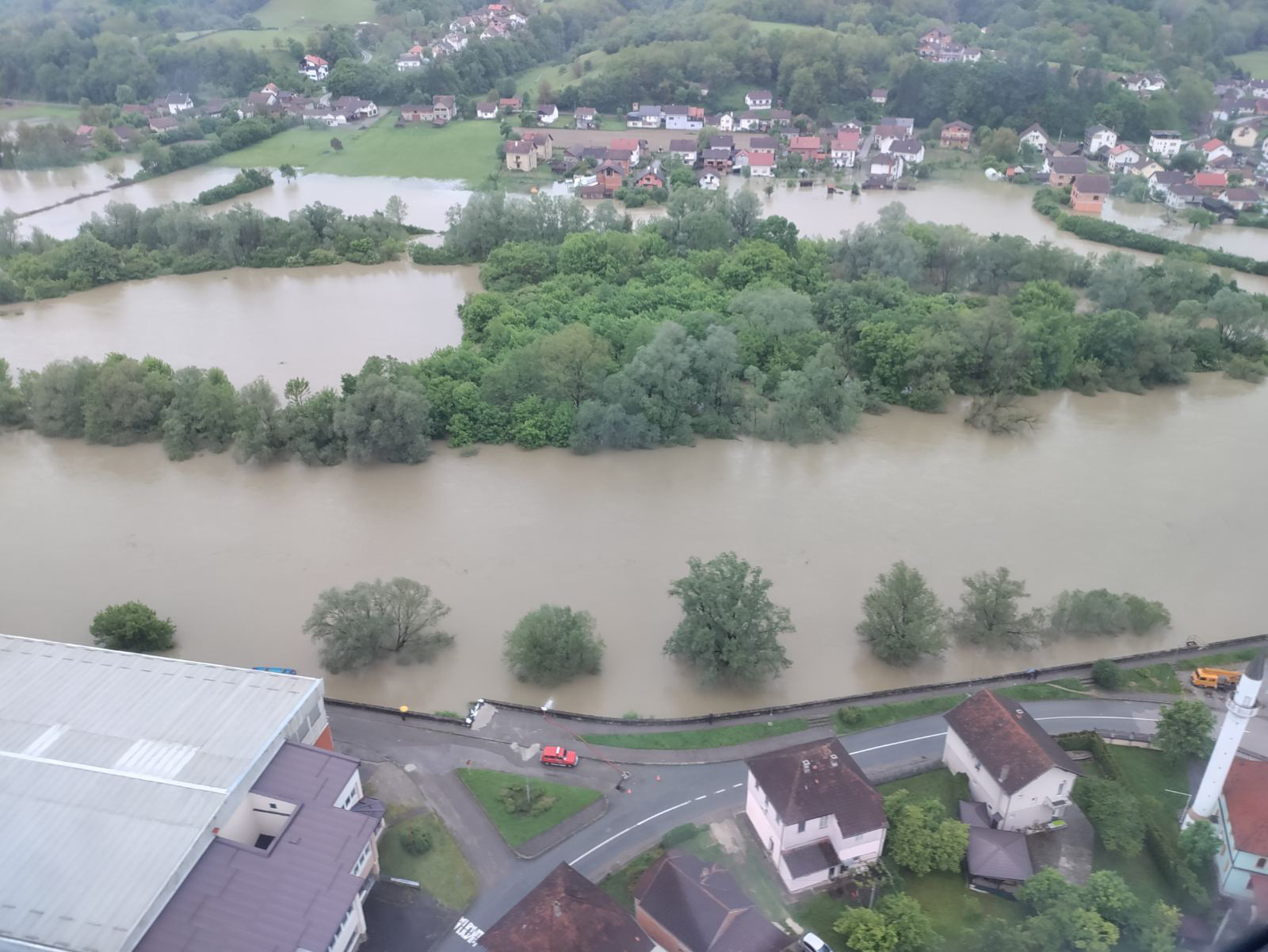 Helikopterski servis: Izviđanje poplavljenih područja iz vazduha (FOTO)
