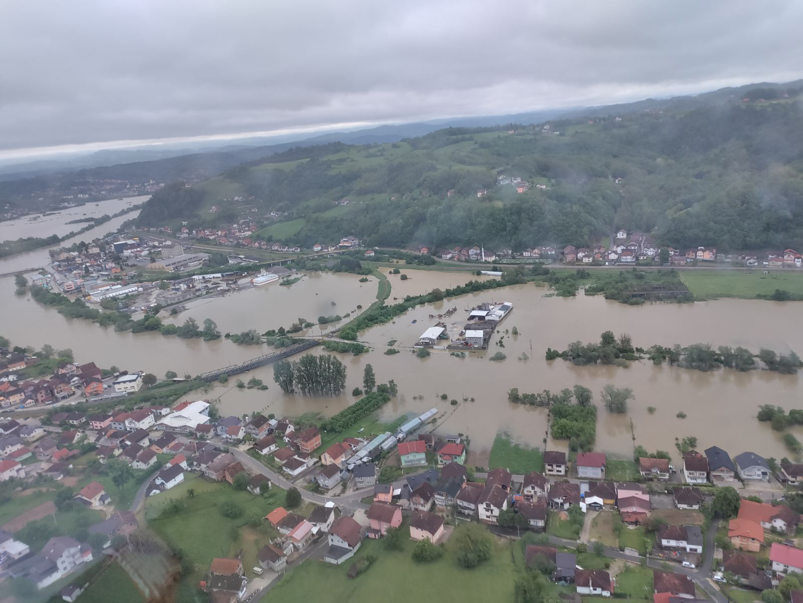 Helikopterski servis: Izviđanje poplavljenih područja iz vazduha (FOTO)