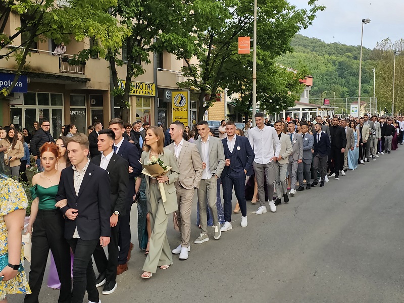 “Mladost i ljepota” Ugljevički maturanti prodefilovali gradskim ulicama FOTO