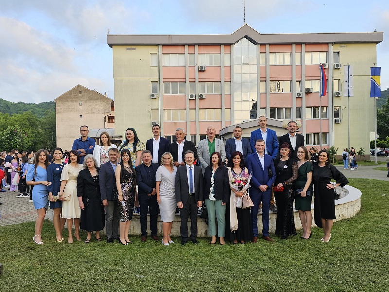 “Mladost i ljepota” Ugljevički maturanti prodefilovali gradskim ulicama FOTO