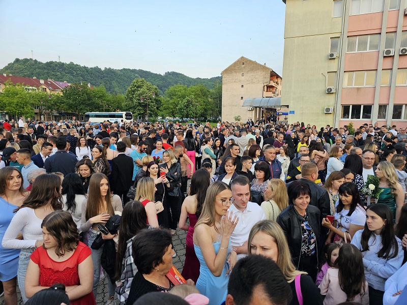“Mladost i ljepota” Ugljevički maturanti prodefilovali gradskim ulicama FOTO