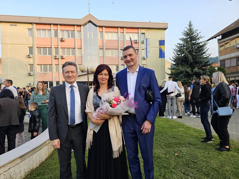 “Mladost i ljepota” Ugljevički maturanti prodefilovali gradskim ulicama FOTO