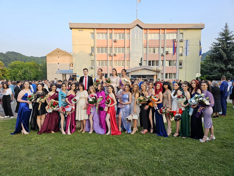 “Mladost i ljepota” Ugljevički maturanti prodefilovali gradskim ulicama FOTO
