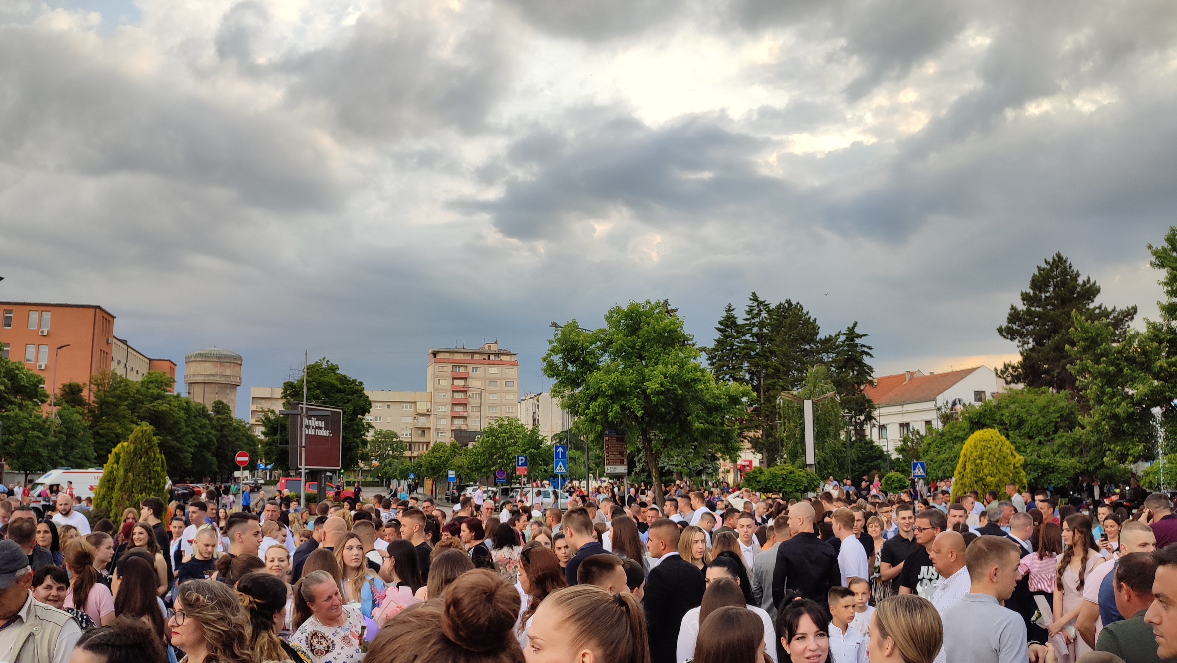 FOTO/VIDEO Maturanti Tehničke škole rastjerali kišne oblake iznad Bijeljine 