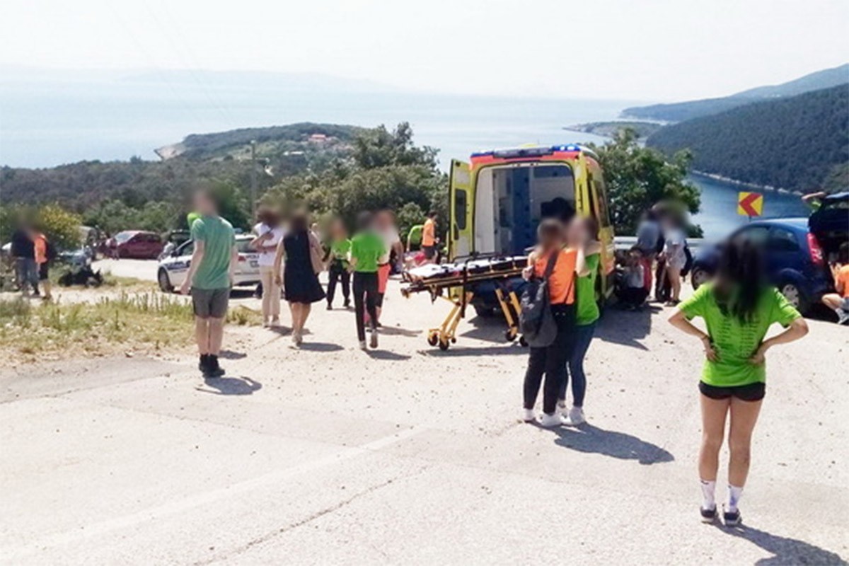 Hrvatska: Prevrnuo se traktor sa prikolicom punom maturanata
