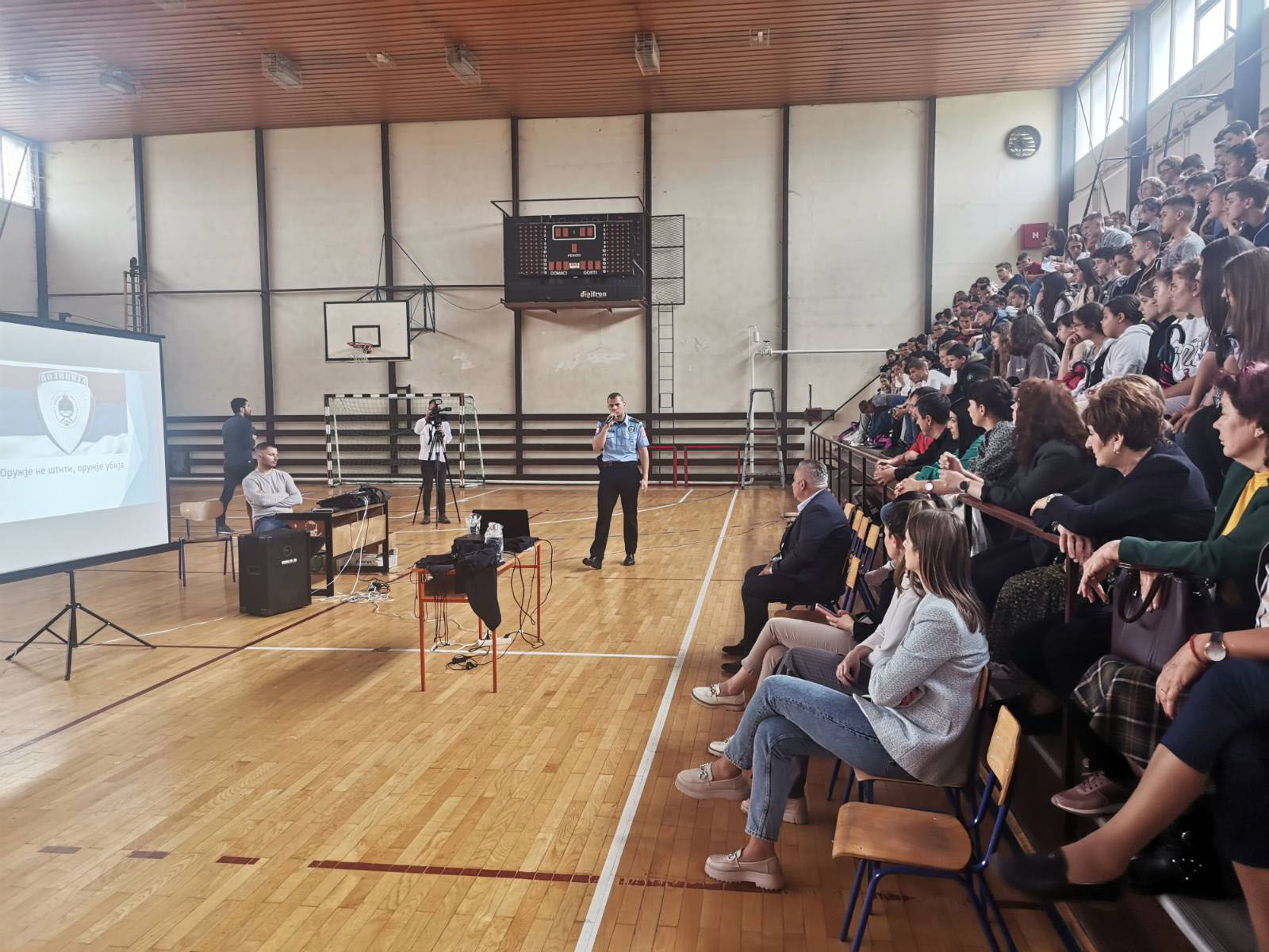 U školi "Knez Ivo od Semberije" održano predavanje "Oružje ne štiti, oružje ubija"