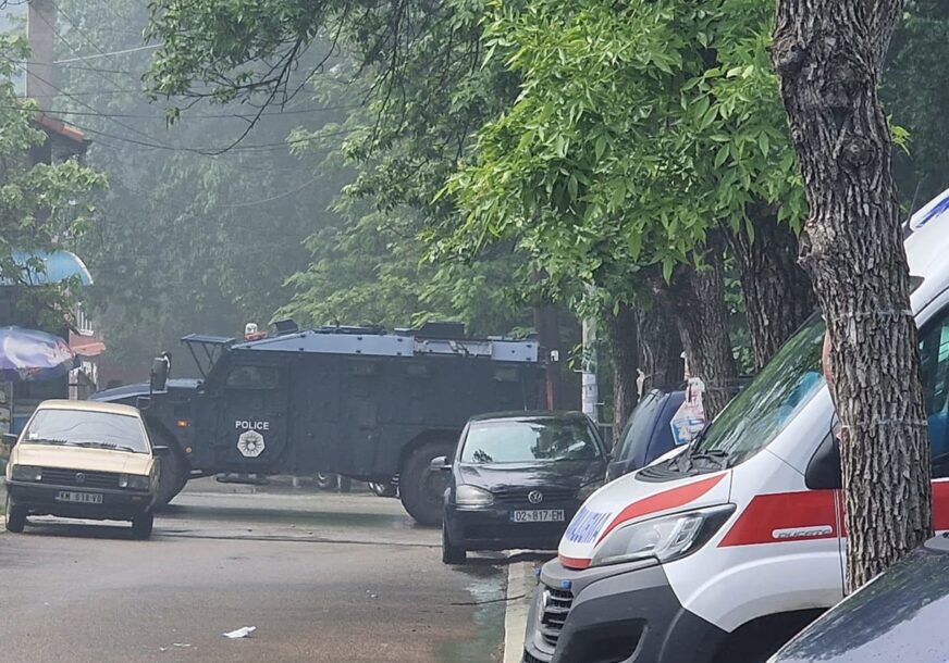 POVRIJEĐENO VIŠE OSOBA Srbi tijelima branili ulazak u zgradu opštine, policija nasilno ušla