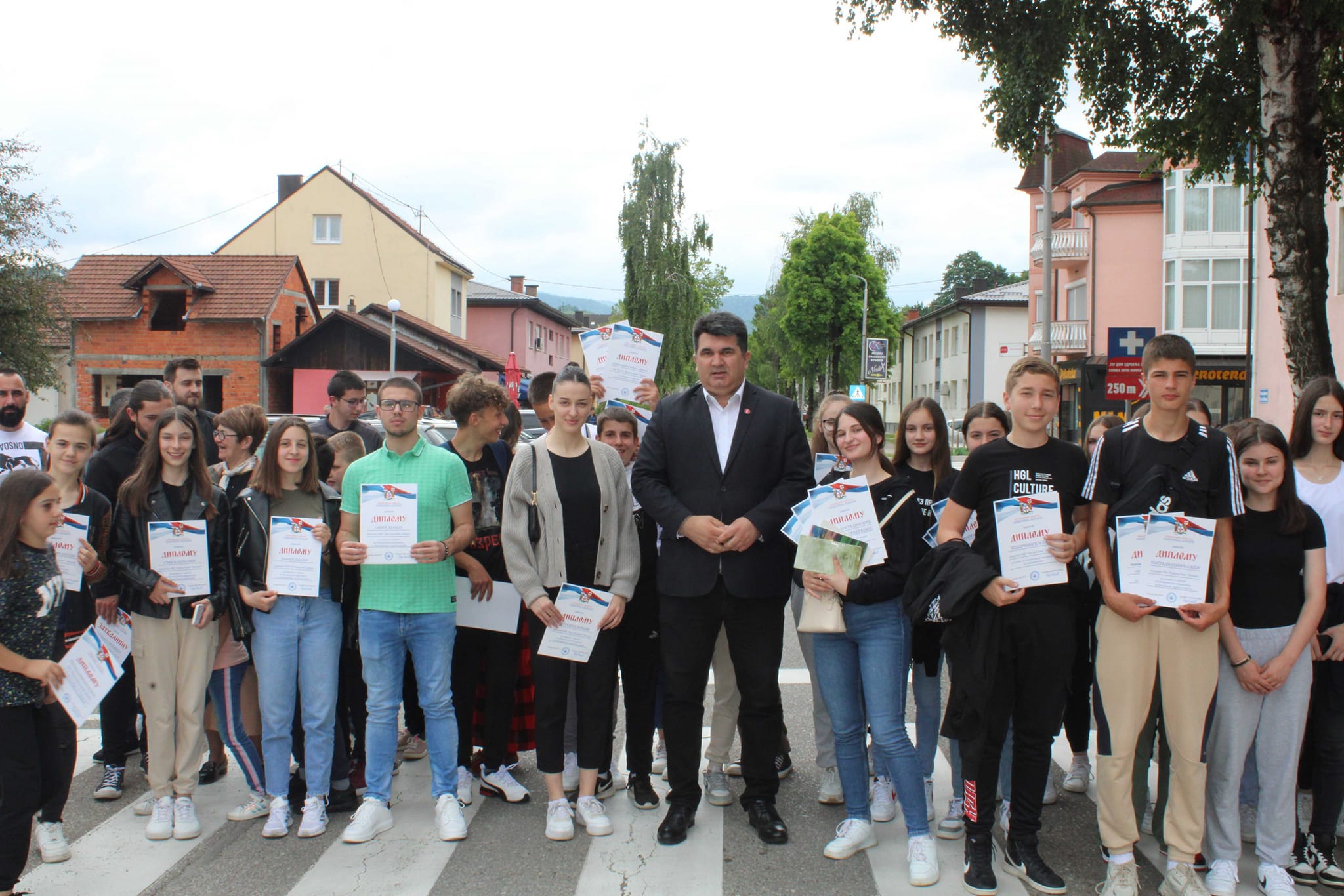 Lopare: Načelnik opštine uručio diplome i zahvalnice nagrađenim učenicima