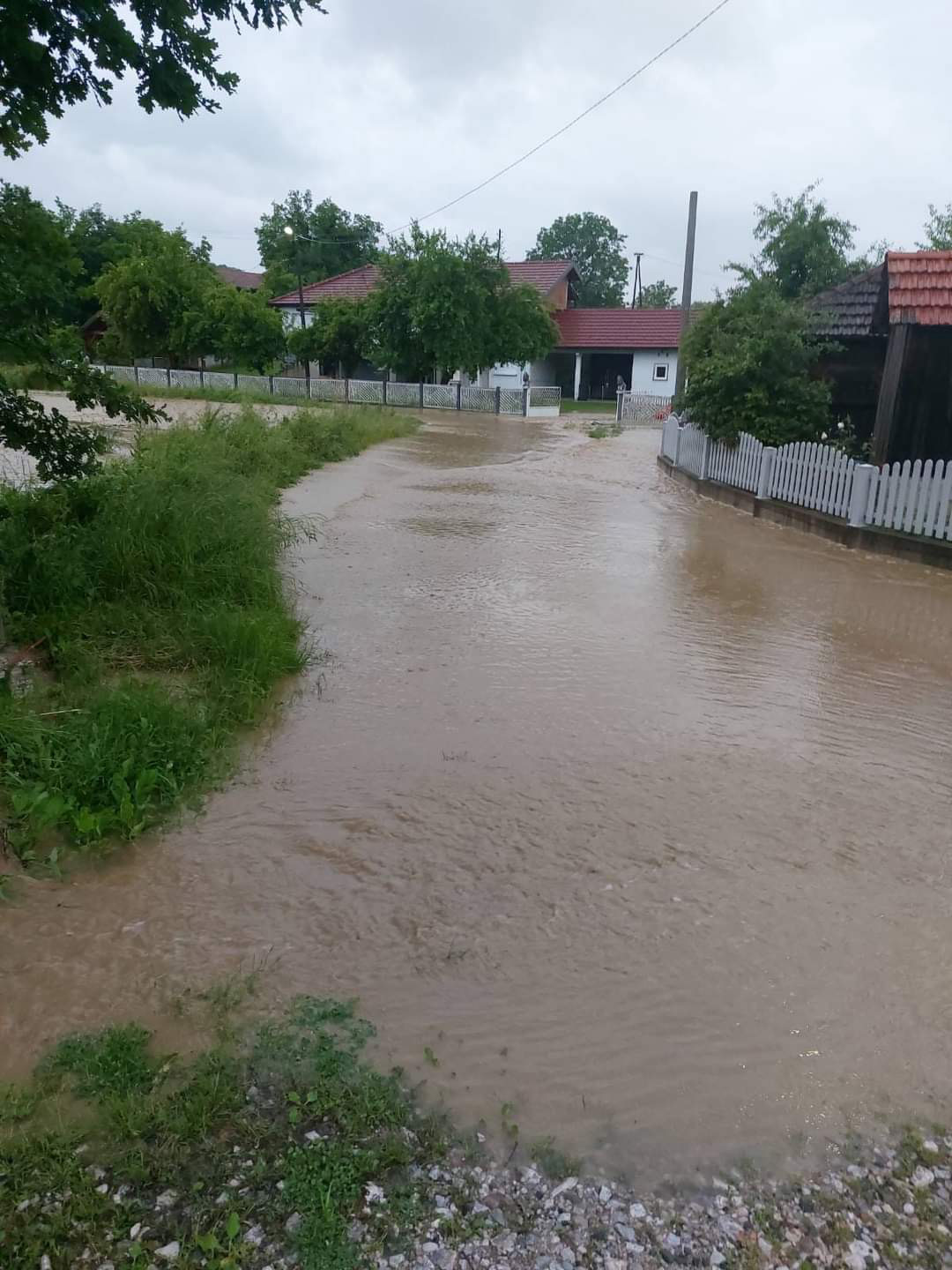 Ugljevik: Poplavljena tri domaćinstva, lokalni putevi i poljoprivredno zemljište (FOTO)