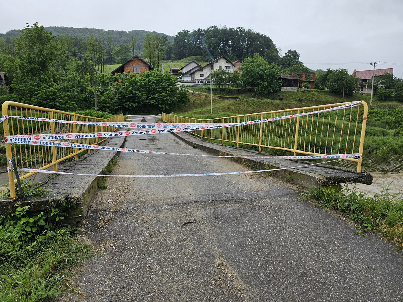 Ugljevik: Poplavljena tri domaćinstva, lokalni putevi i poljoprivredno zemljište (FOTO)