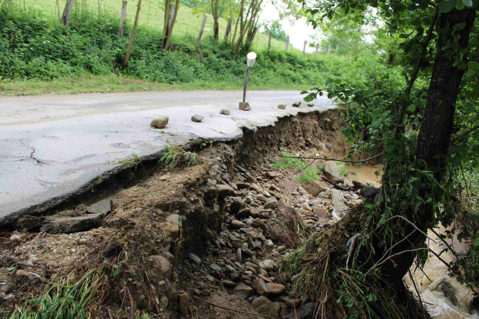 Obilne padavine na Majevici prouzrokovale poplave, odrone i klizišta