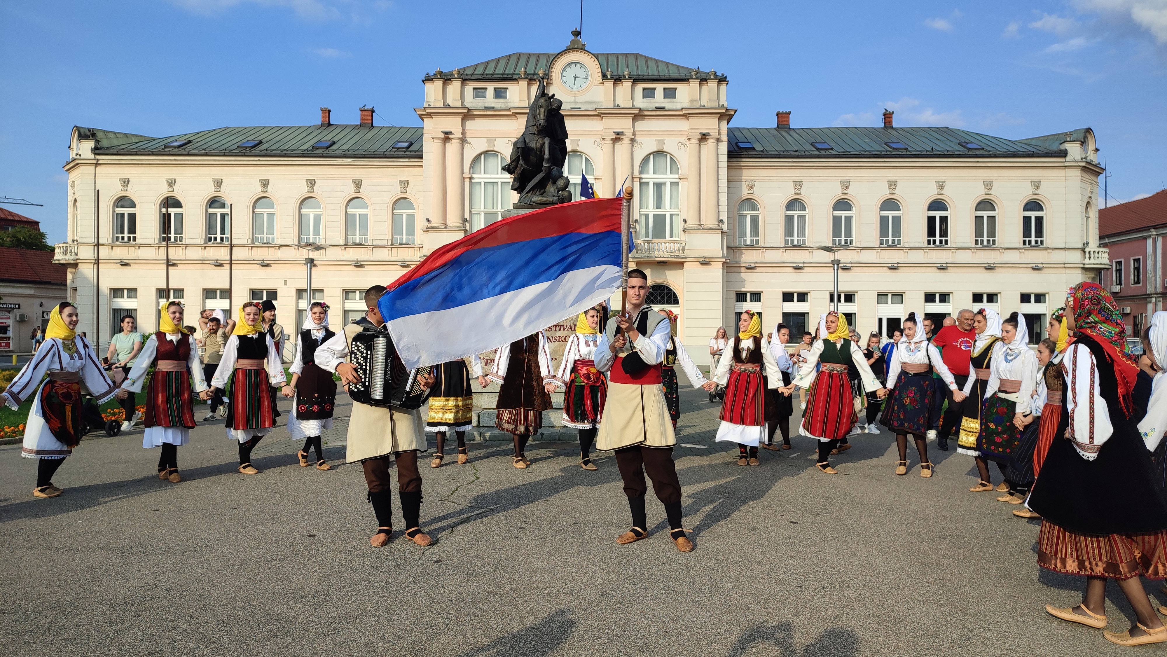 DRUGI DAN FESTIVALA FOLKLORA: Večeras takmičarsko festivalsko veče FOTO/VIDEO