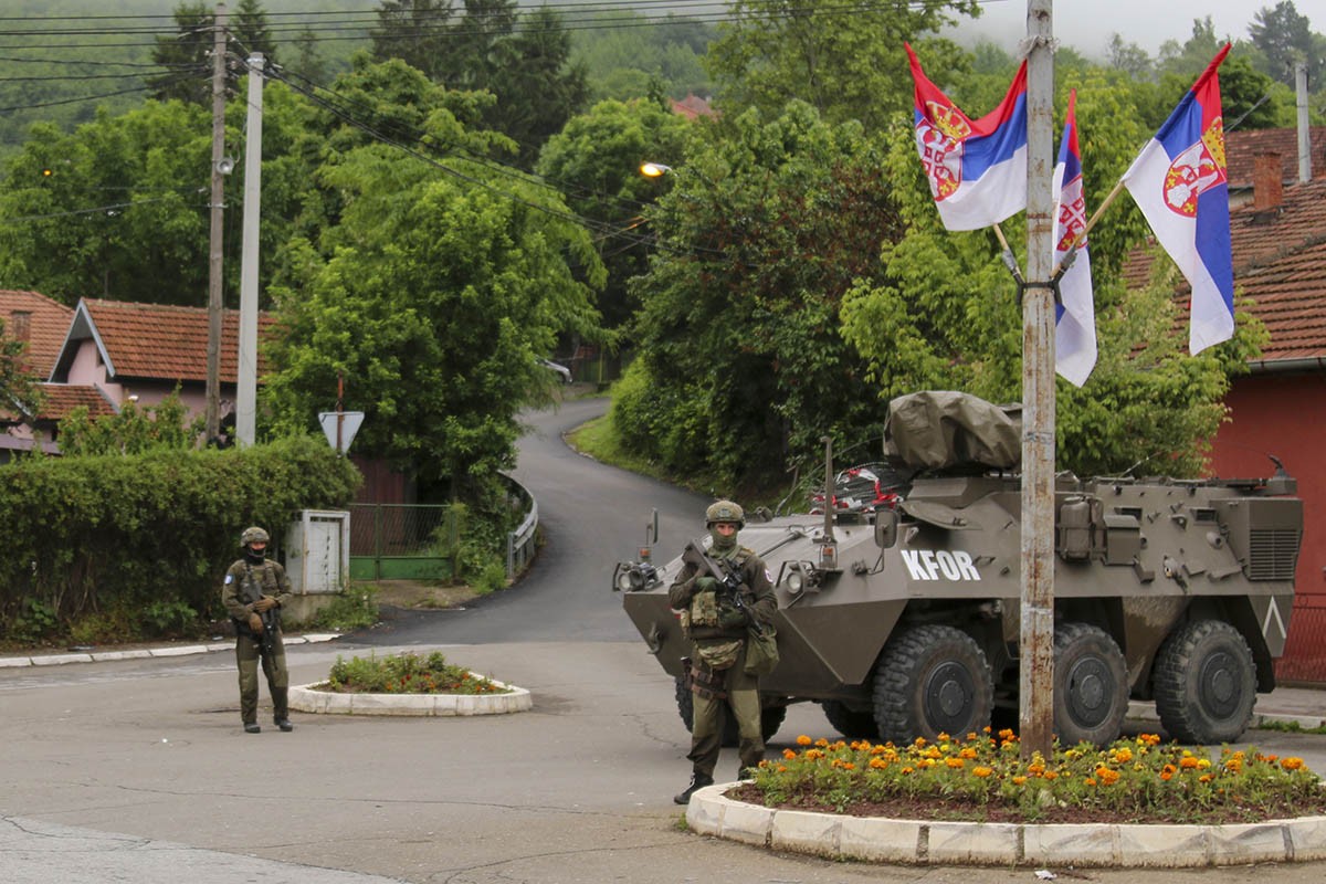 Mirna noć na sjeveru KiM, Kfor na svim prilazima Zvečanu