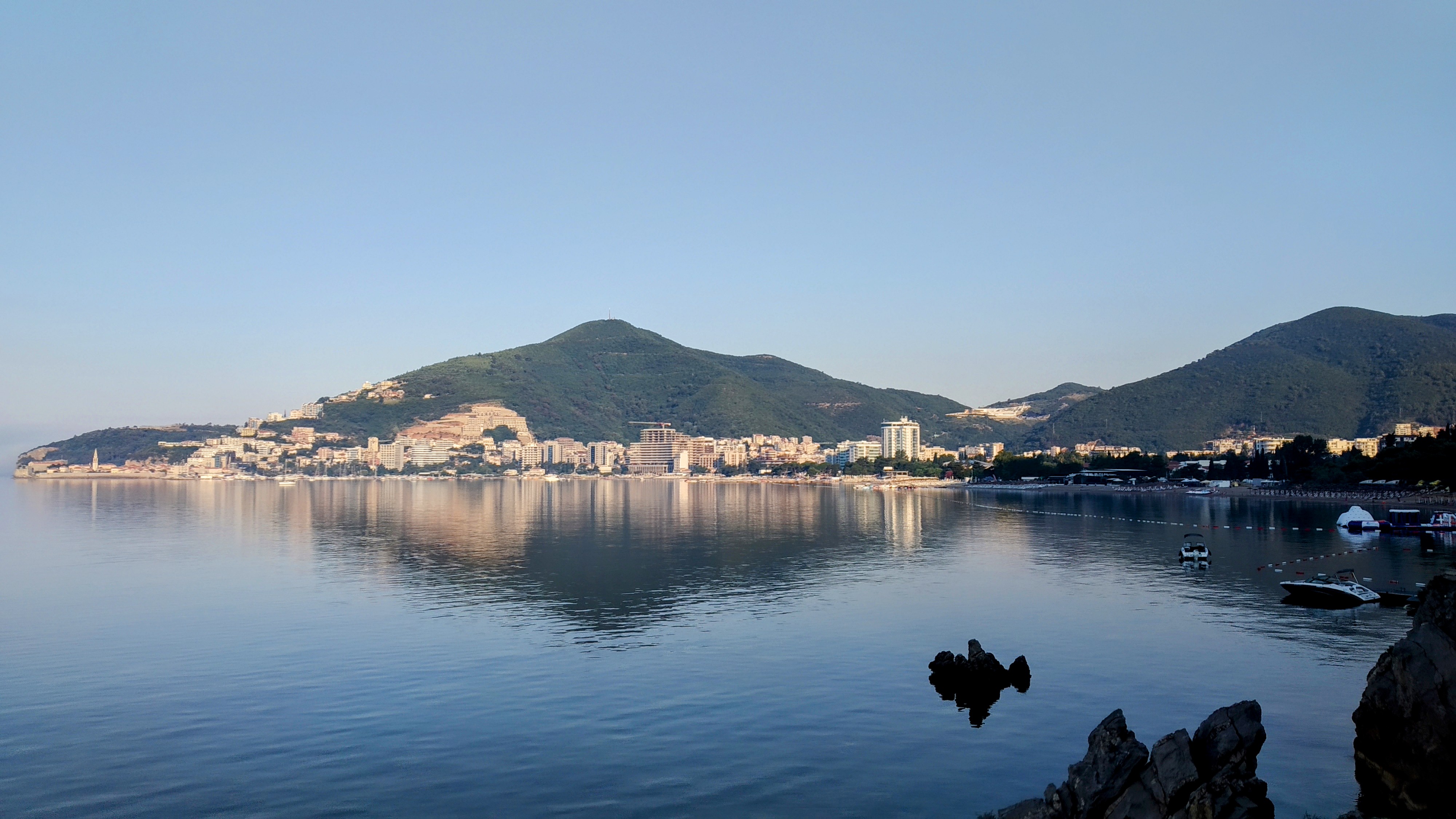 Plaže u Crnoj Gori se polako pune, pogledajte cijene