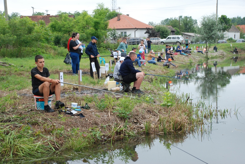Održano takmičenje djece u pecanju na plovak u Velinom Selu FOTO