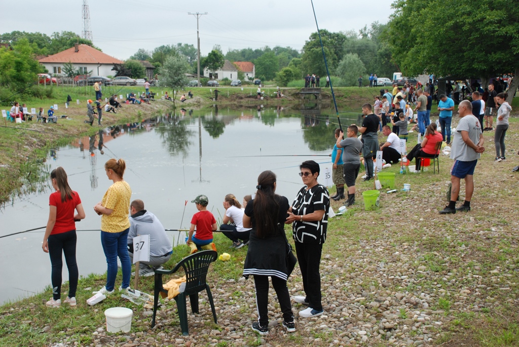 Održano takmičenje djece u pecanju na plovak u Velinom Selu FOTO