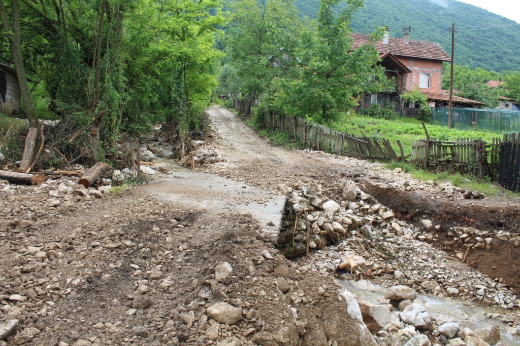 U toku otklanjanje posljedica nevremena u Banjici​ (FOTO)