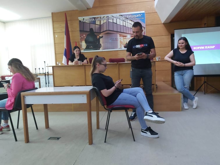 Učenici Ekonomske škole održali predavanje „Razgovarajmo o životu sa druge strane ekrana“