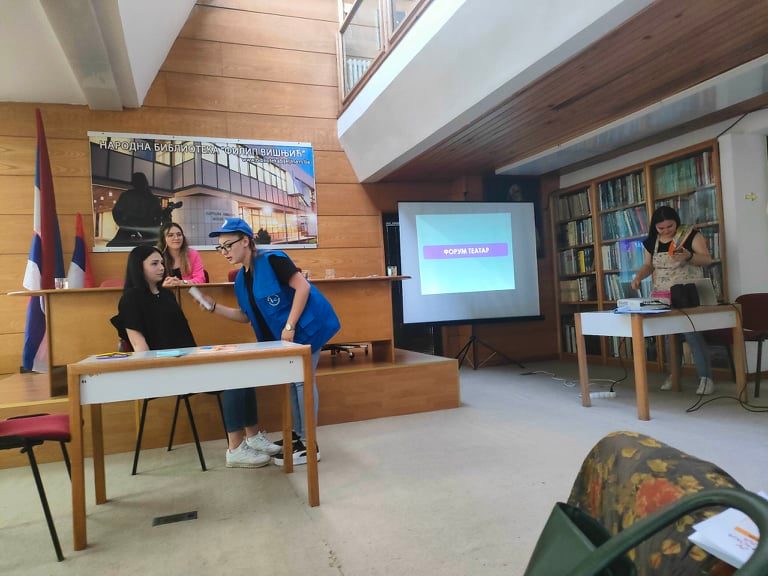Učenici Ekonomske škole održali predavanje „Razgovarajmo o životu sa druge strane ekrana“