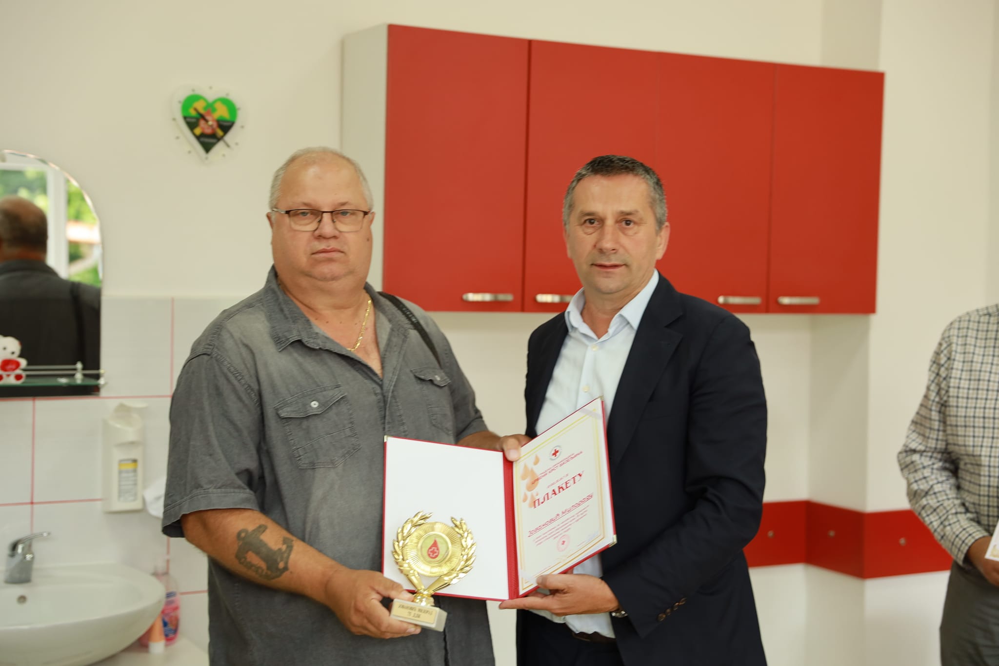 Crveni krst Bijeljina: Uručena priznanja onima koji su dragocjenu tečnost dali preko 50 puta
