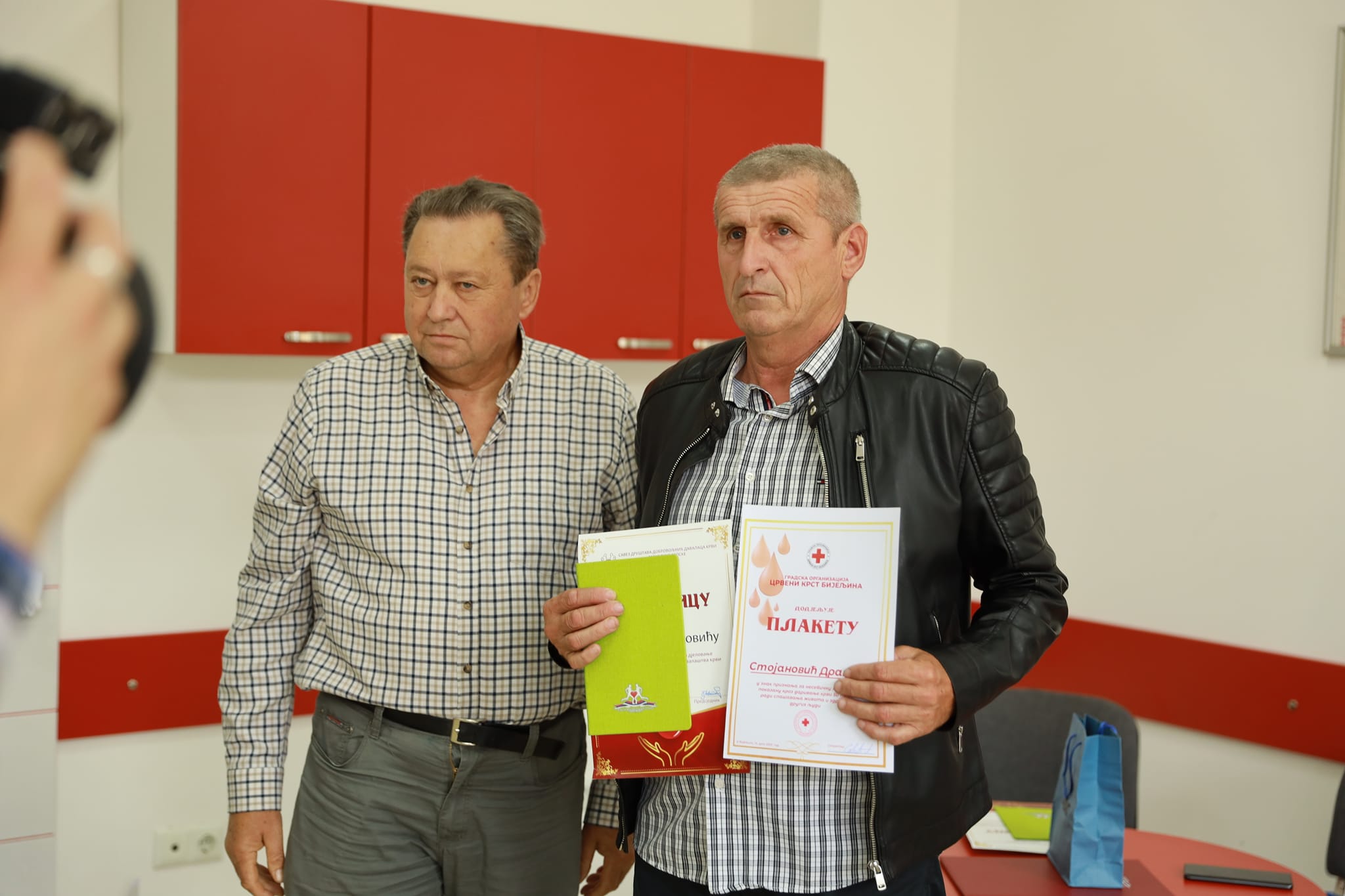 Crveni krst Bijeljina: Uručena priznanja onima koji su dragocjenu tečnost dali preko 50 puta