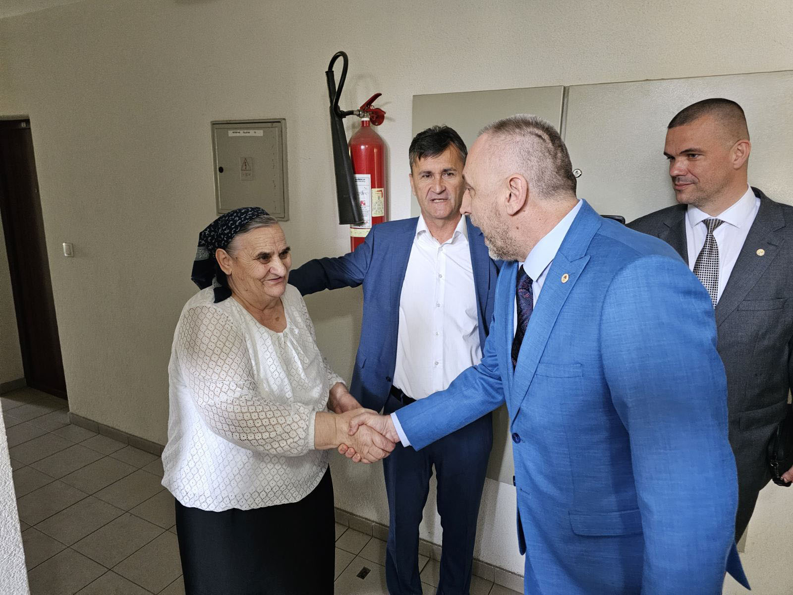 Egić uručio rješenja o dodjeli pet stanova boračkoj populaciji