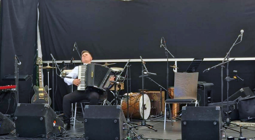 Mladi virtuoz na harmonici oduševio publiku: Đorđe Perić (13) iz Bijeljine održao koncert u Gracu