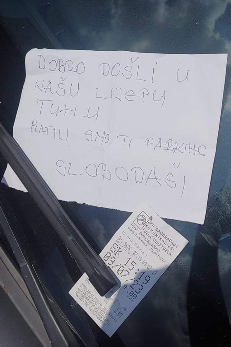 Gost iz Srbije nije platio parking u Tuzli: Umjesto "kandži" dočekala ga poruka FOTO