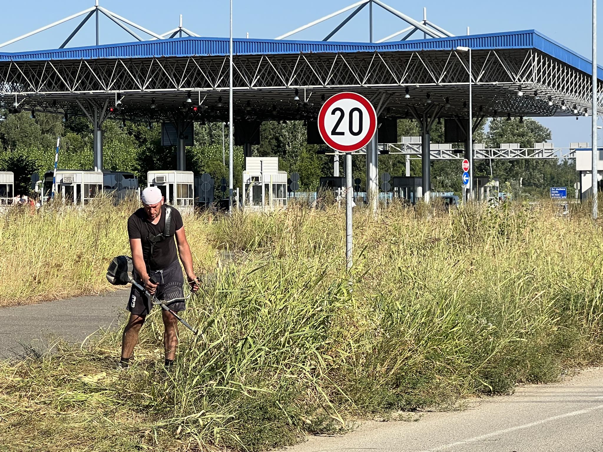 Otac i kćerka iz Janje uredili prostor oko graničnog prelaza Rača FOTO/VIDEO
