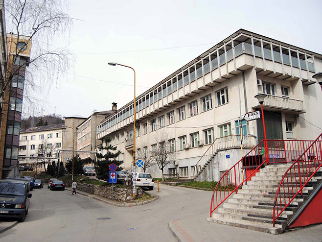 Zvornik: Teško povrijeđen muškarac u padu sa traktorske prikolice