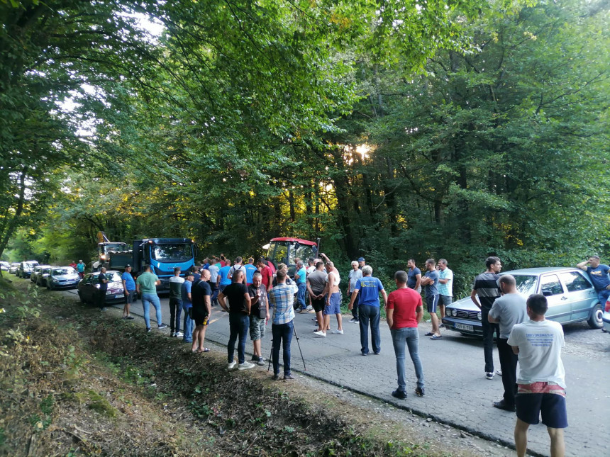 Bijeljina: Protest mještana zbog ukopavanja zaraženih svinja