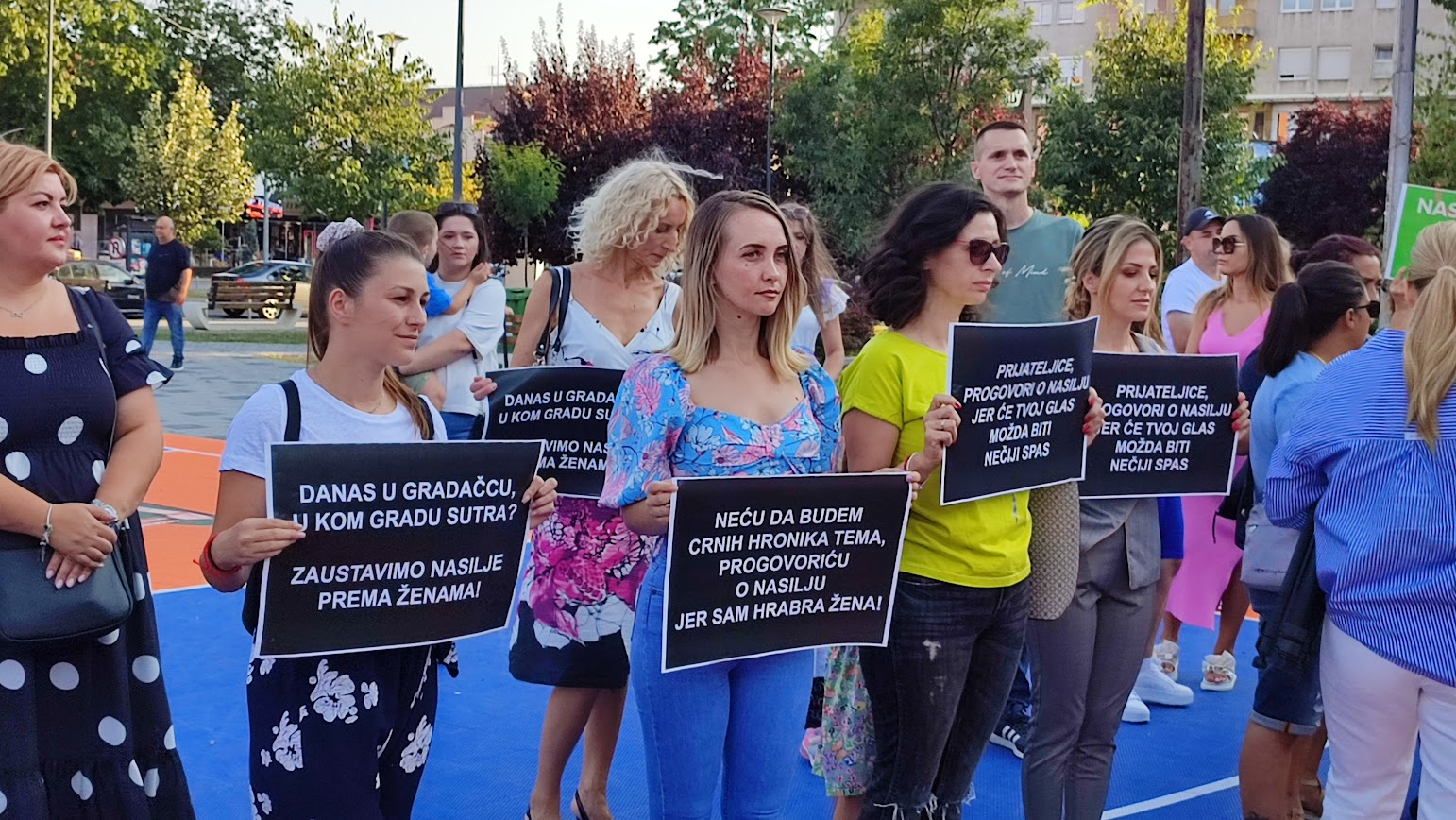 Građani Bijeljine poručili: "Danas u Gradačcu, u kom gradu sutra?", "Zaustavimo nasilje prema ženama", "Nijedna žena više"...