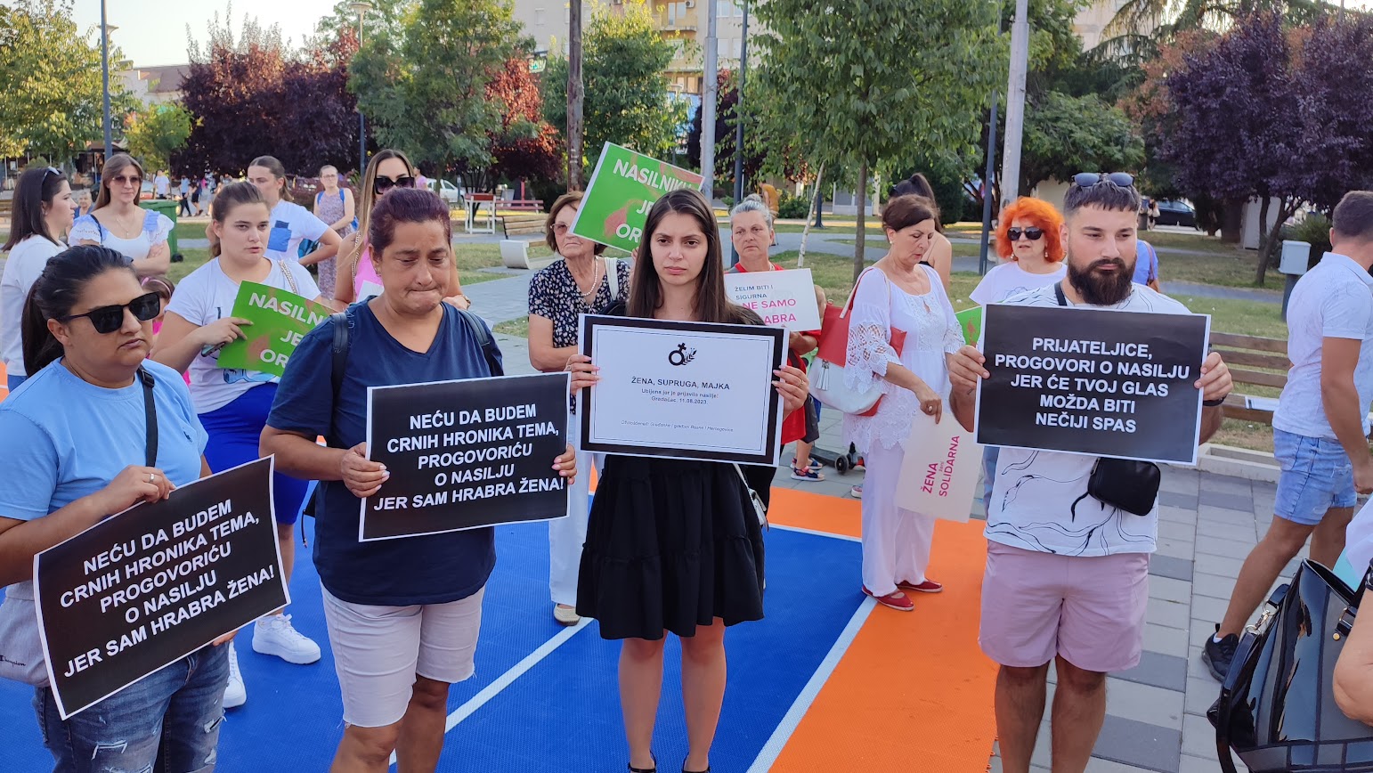 Građani Bijeljine poručili: "Danas u Gradačcu, u kom gradu sutra?", "Zaustavimo nasilje prema ženama", "Nijedna žena više"...