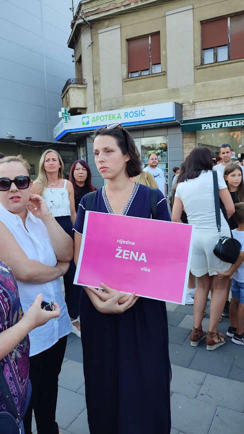 Građani Bijeljine poručili: "Danas u Gradačcu, u kom gradu sutra?", "Zaustavimo nasilje prema ženama", "Nijedna žena više"...