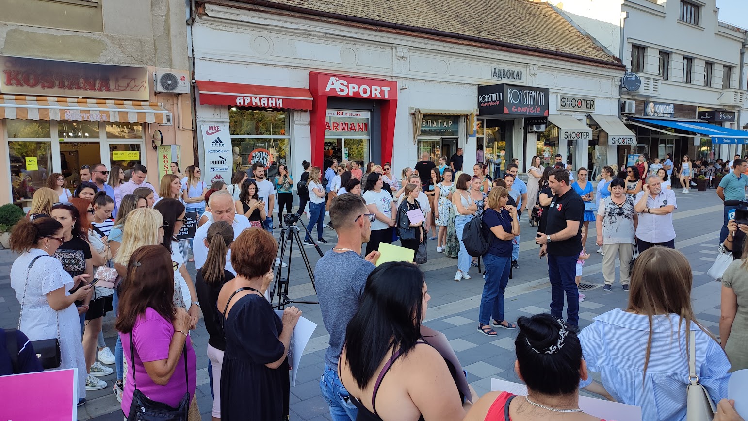 Građani Bijeljine poručili: "Danas u Gradačcu, u kom gradu sutra?", "Zaustavimo nasilje prema ženama", "Nijedna žena više"...