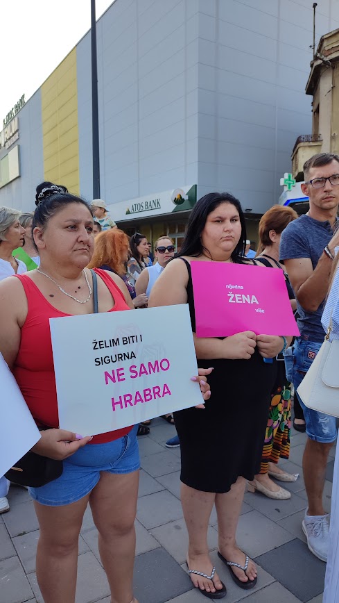 Građani Bijeljine poručili: "Danas u Gradačcu, u kom gradu sutra?", "Zaustavimo nasilje prema ženama", "Nijedna žena više"...