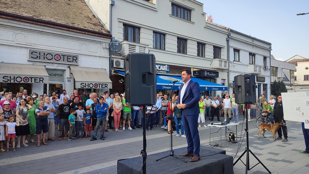 Petrović na protestnom skupu: Ovo je borba za našu djecu i sve nas FOTO