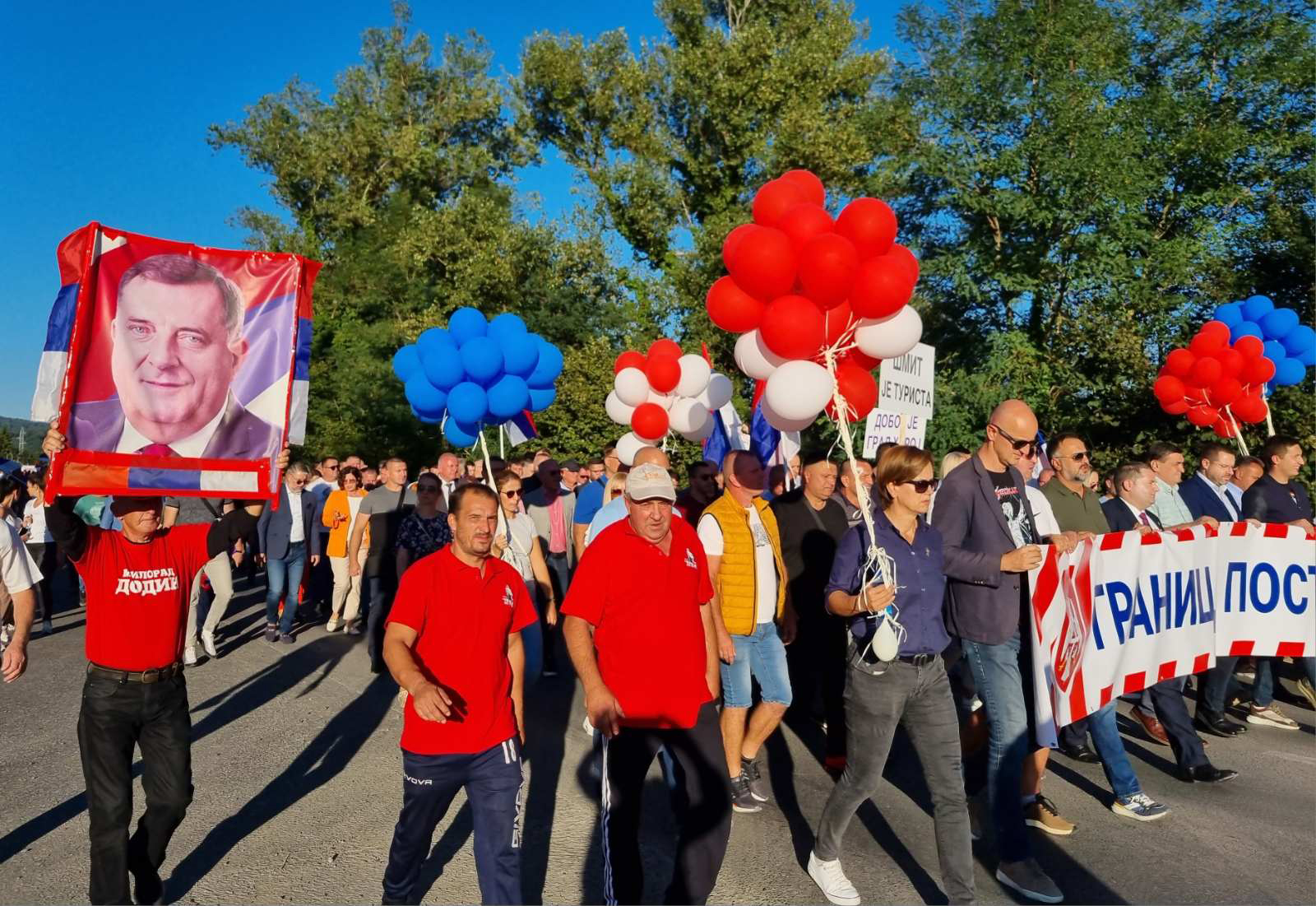 DOBOJ, LOPARE skup podrške: Ne okupatoru koji bi da uruši institucije Srpske i oduzme joj imovinu