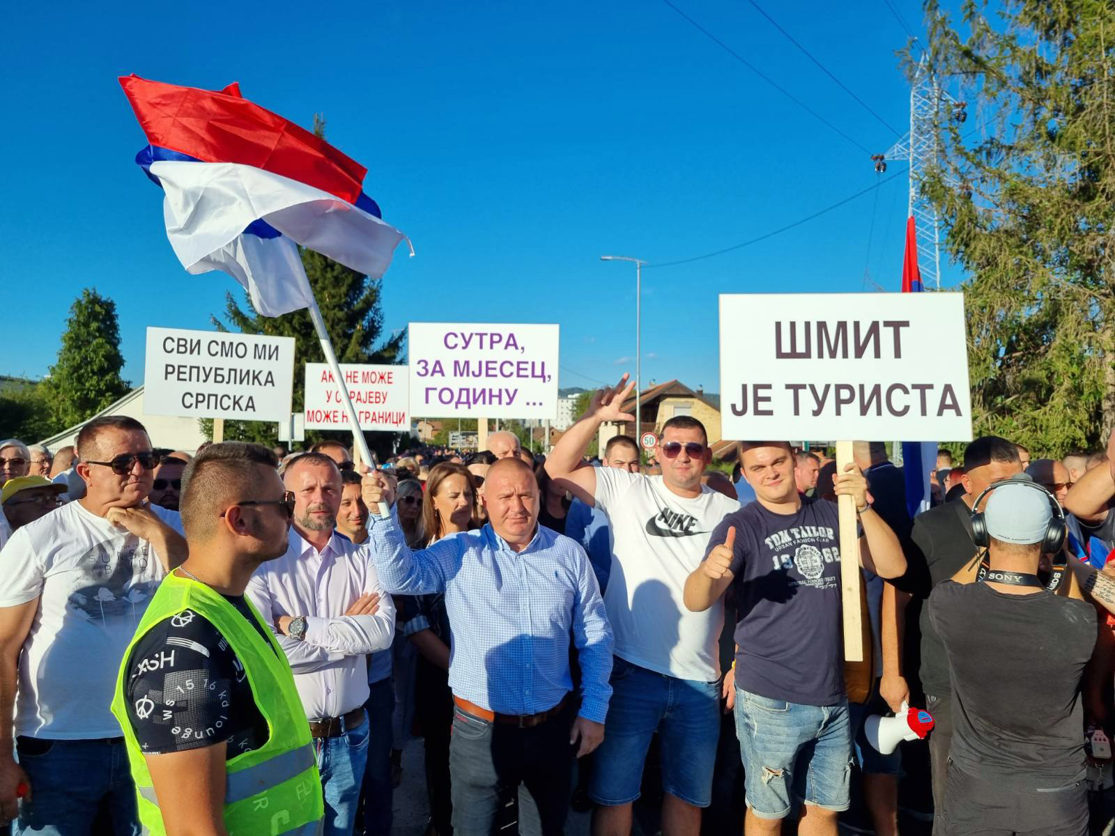 DOBOJ, LOPARE skup podrške: Ne okupatoru koji bi da uruši institucije Srpske i oduzme joj imovinu