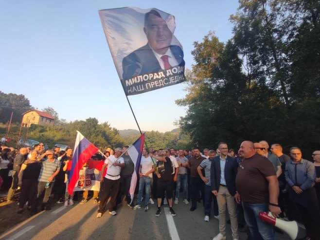 DOBOJ, LOPARE skup podrške: Ne okupatoru koji bi da uruši institucije Srpske i oduzme joj imovinu