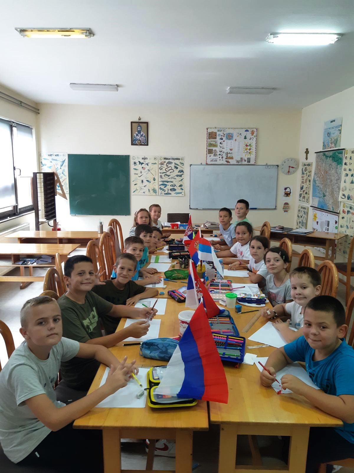 Osnovci iz Zabrđa obilježili Dan srpskog jedinstva, slobode i nacionalne zastave FOTO/VIDEO