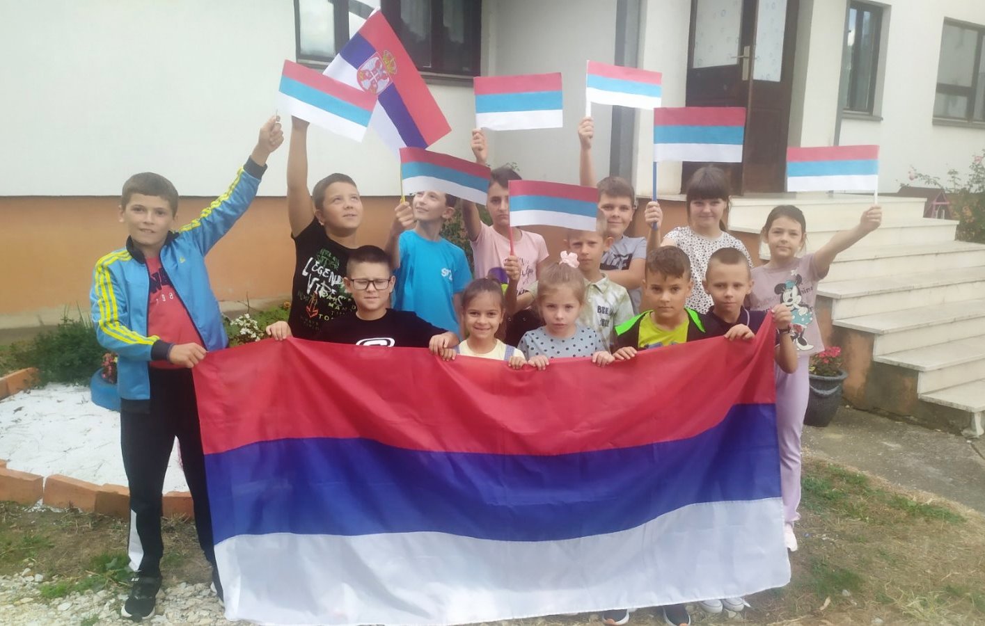Osnovci iz Zabrđa obilježili Dan srpskog jedinstva, slobode i nacionalne zastave FOTO/VIDEO