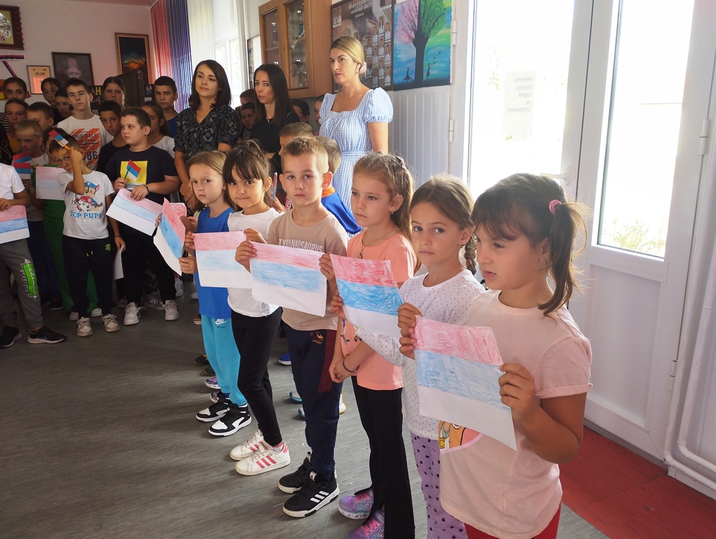 Osnovci iz Zabrđa obilježili Dan srpskog jedinstva, slobode i nacionalne zastave FOTO/VIDEO